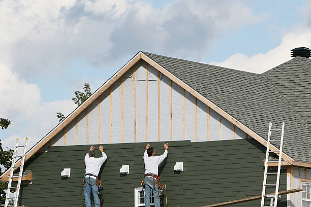 Professional Vinyl Siding technician working in Oxford, IN